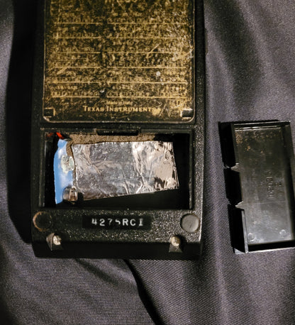 Detailaufnahme des Batteriefachs des Vintage TI-1200, das eine fachgerechte Reinigung der Kontakte benötigt.