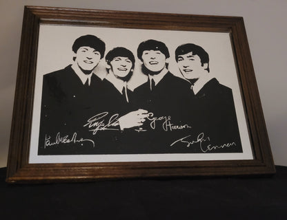 The Beatles Bild 22,5 x 17,5 cm – Gerahmte Schwarz‑Weiß‑Illustration mit Signaturen von John Lennon, Paul McCartney, George Harrison und Ringo Starr, Vintage Musik‑Deko im Holzrahmen.