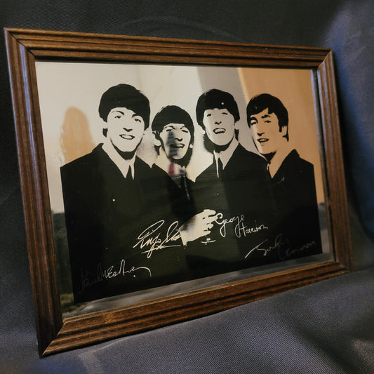 The Beatles Bild 22,5 x 17,5 cm – Gerahmte Schwarz‑Weiß‑Illustration mit Signaturen von John Lennon, Paul McCartney, George Harrison und Ringo Starr, Vintage Musik‑Deko im Holzrahmen.