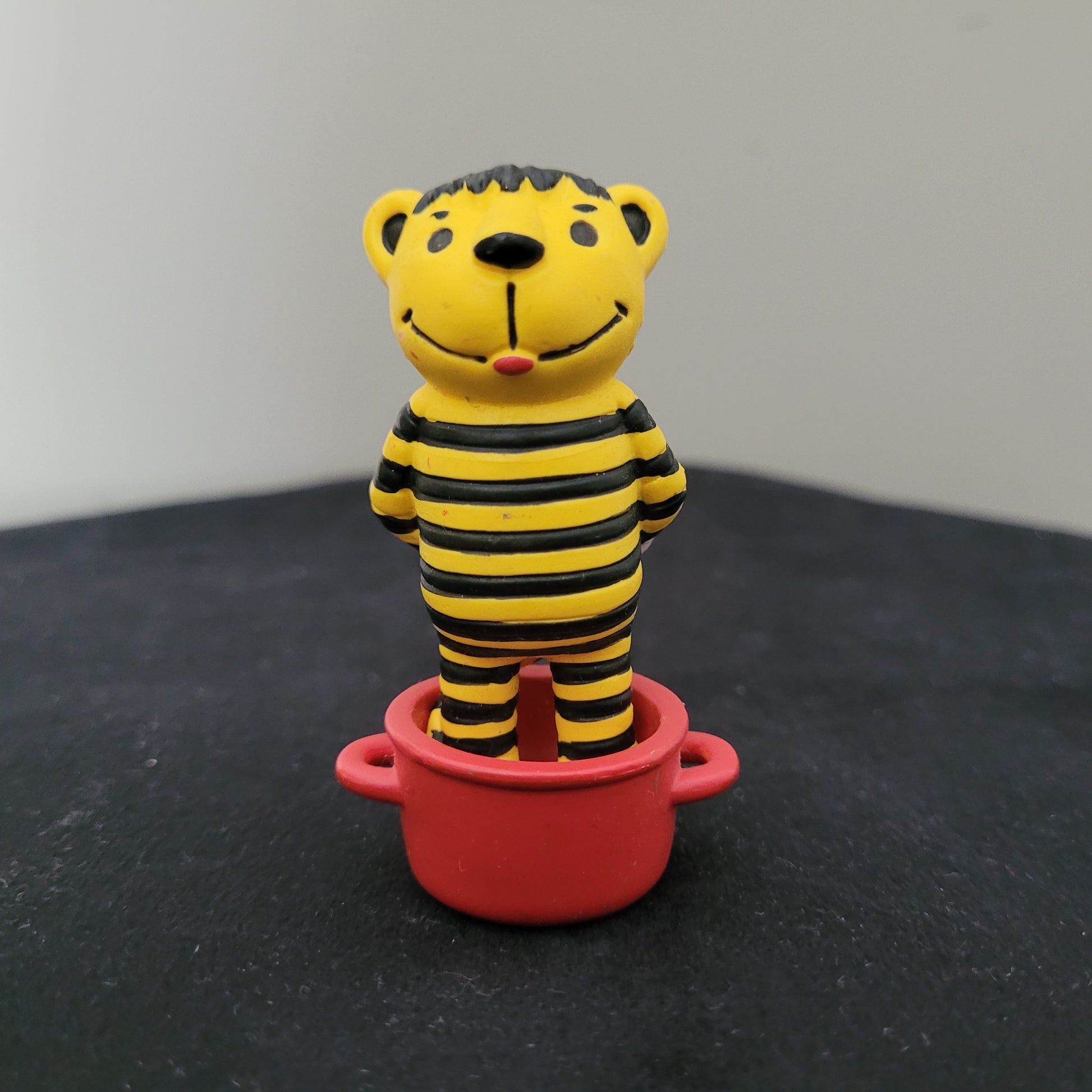 Tonie / Tonies Figur Janosch. Zu sehen ist die Vorderseite auf schwarzer Oberfläche und grauem Hintergrund.