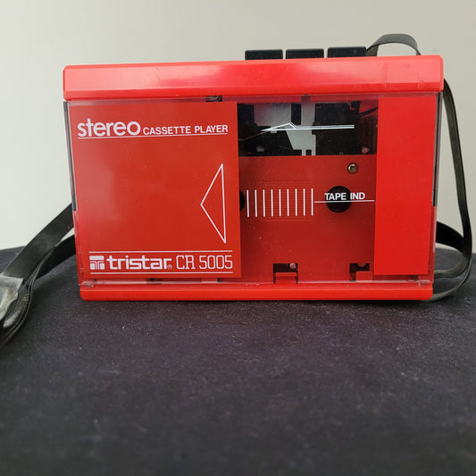Roter Tristar Vintage Walkman CR 5005 mit Sichtfenster für Kassette, schwarzer Trageschlaufe und Retro-Beschriftung – klassischer Stereo-Kassettenspieler für nostalgischen Musikgenuss.