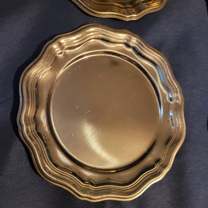 Untersetzer Mid Century Messing Vintage, goldfarben, Vorderansicht auf schwarzem Hintergrund, minimalistisches Design, Durchmesser 10 cm.