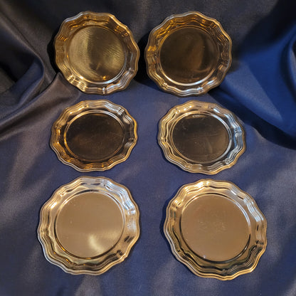 Untersetzer Mid Century Messing Vintage, 6er Set, goldfarben, Vorderansicht auf schwarzem Hintergrund, minimalistisches Design, Durchmesser 10 cm.