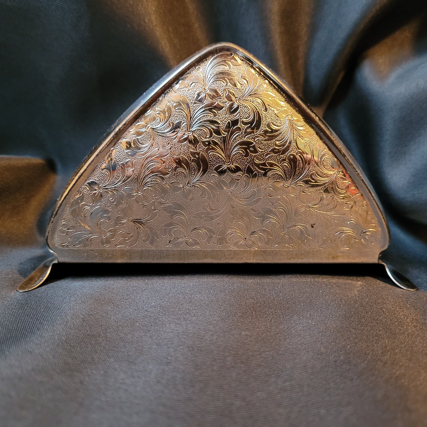 Versilberter Serviettenhalter Vintage, silberfarben mit dekorativem Muster, Vorderansicht auf schwarzem Hintergrund, elegantes Tischaccessoire 13 × 7 × 3 cm.