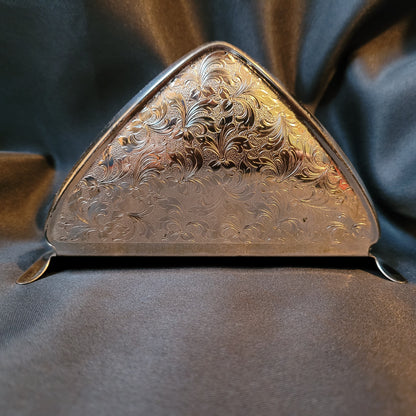 Versilberter Serviettenhalter Vintage, silberfarben mit dekorativem Muster, Vorderansicht auf schwarzem Hintergrund, elegantes Tischaccessoire 13 × 7 × 3 cm.