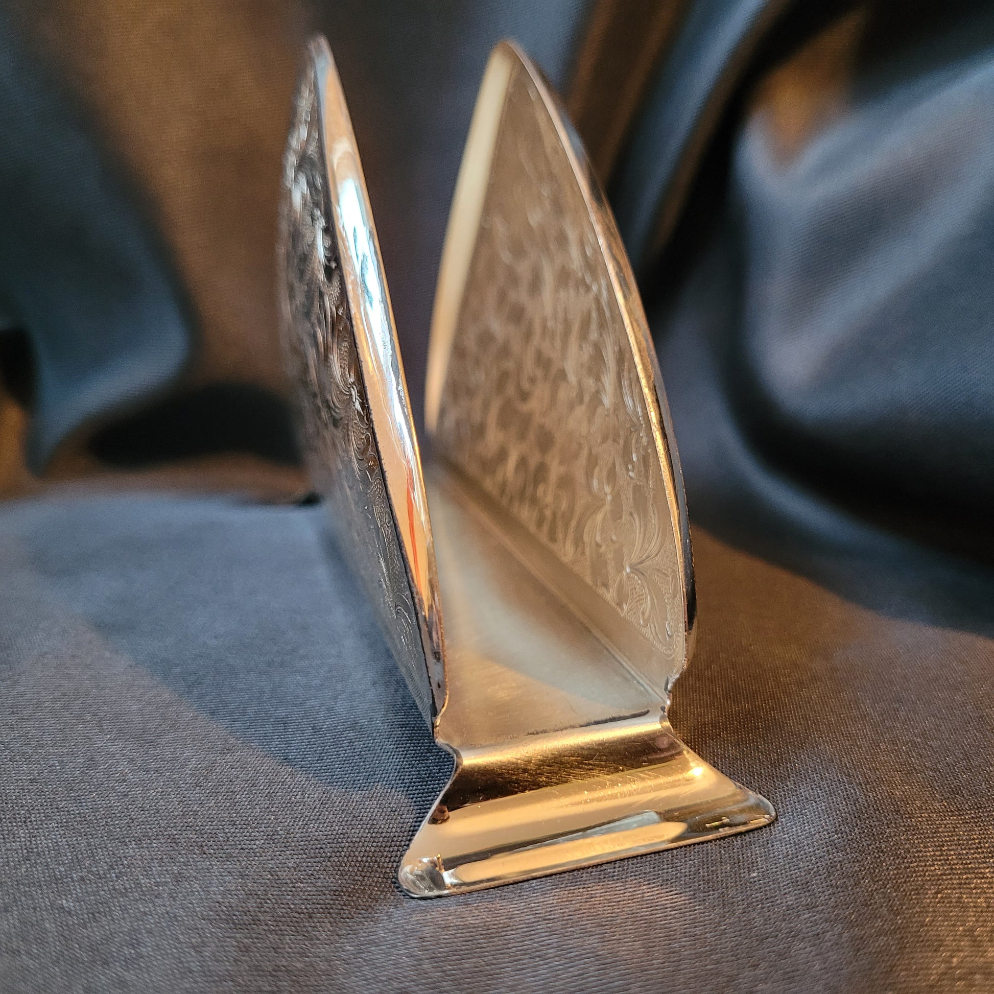 Versilberter Serviettenhalter Vintage, silberfarben, Innenansicht mit feiner Struktur und Muster, schwarzer Hintergrund, klassisches Sammlerstück aus Tafelsilber.