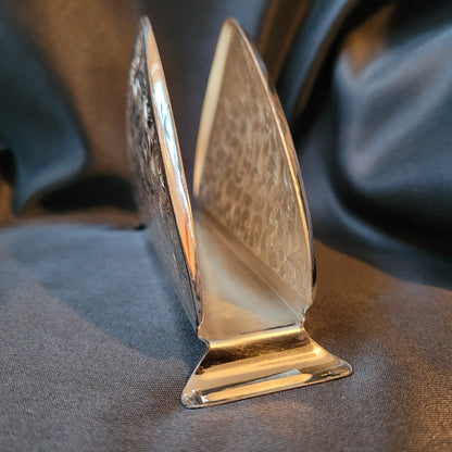 Versilberter Serviettenhalter Vintage, silberfarben, Innenansicht mit feiner Struktur und Muster, schwarzer Hintergrund, klassisches Sammlerstück aus Tafelsilber.