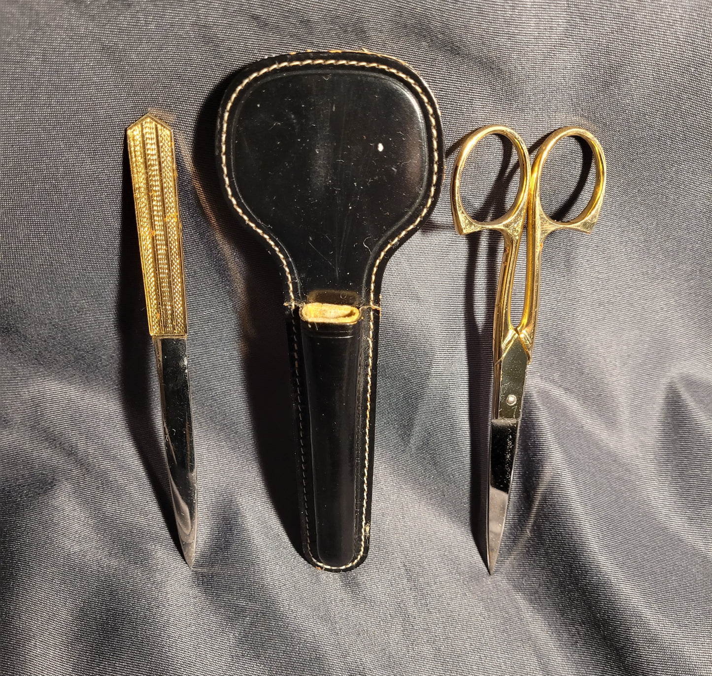 Kompaktes Vintage Schreibtischset von Solingen, Schere (13cm) und Brieföffner (13,5cm) im Etui, vergoldete Griffe mit authentischer Patina.