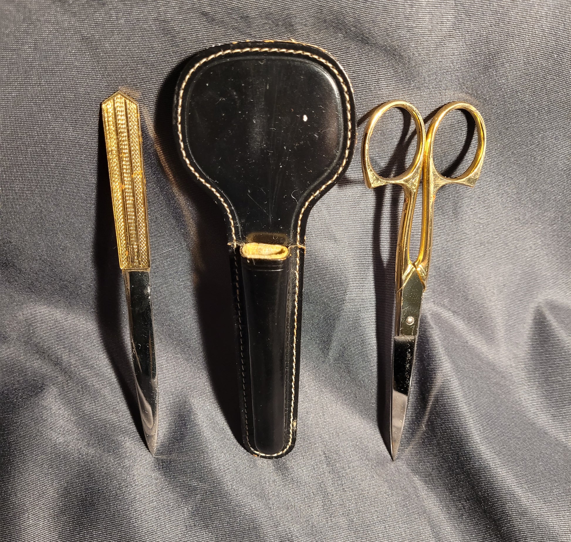 Kompaktes Vintage Schreibtischset von Solingen, Schere (13cm) und Brieföffner (13,5cm) im Etui, vergoldete Griffe mit authentischer Patina.
