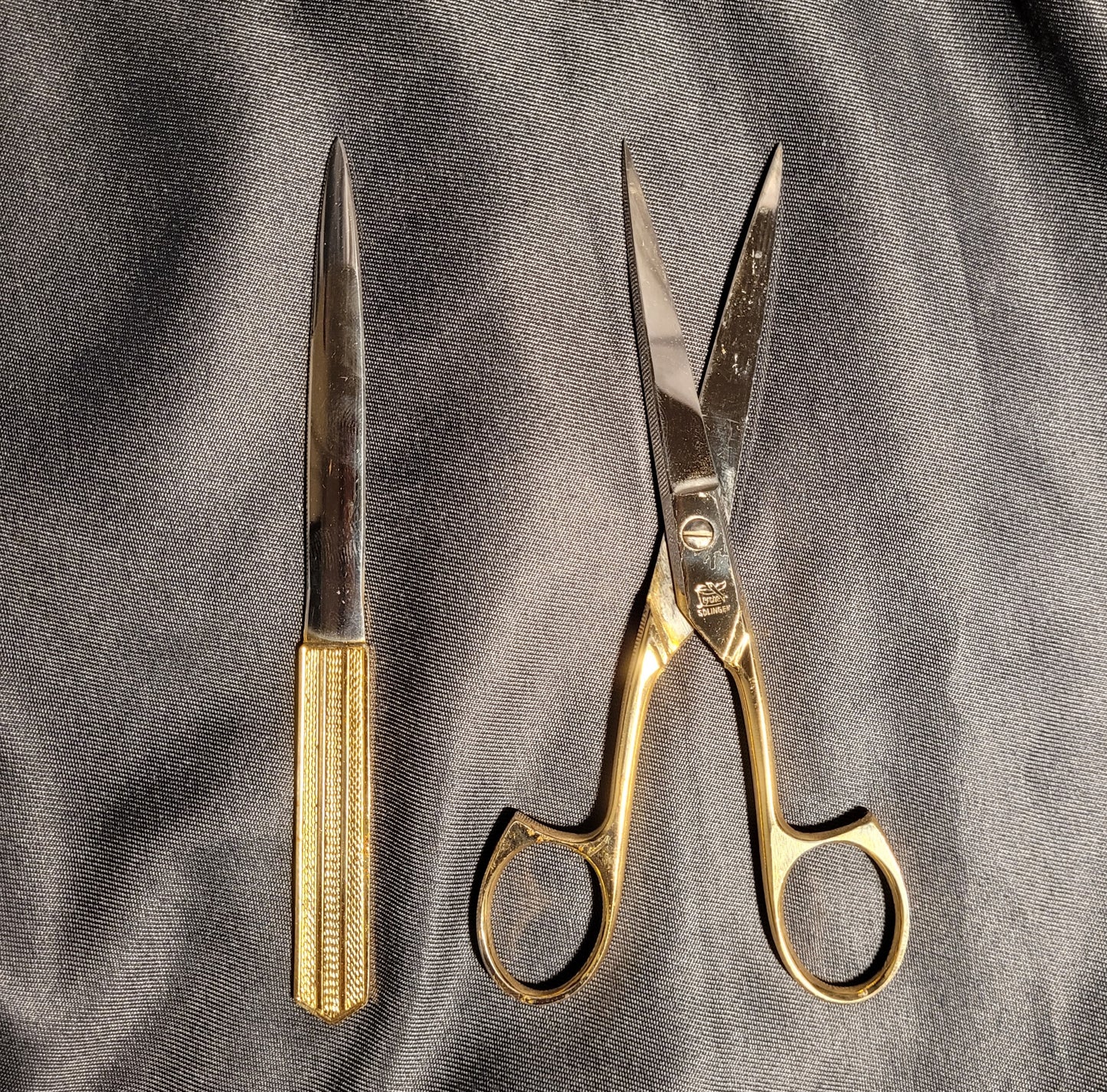 Nahaufnahme der Solingen Schere, Fokus auf die Gold-Optik und die altersbedingten Vintage-Merkmale an den Griffflächen.