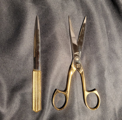 Nahaufnahme der Solingen Schere, Fokus auf die Gold-Optik und die altersbedingten Vintage-Merkmale an den Griffflächen.