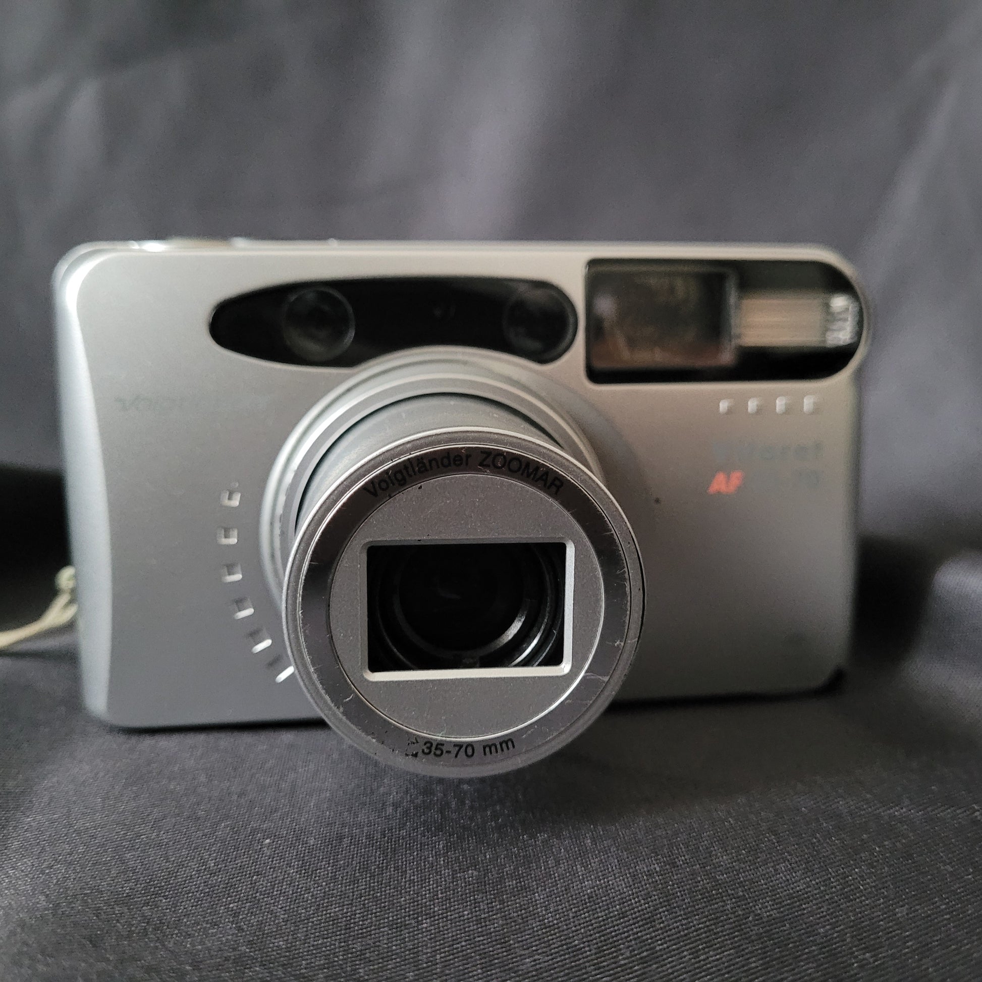 Voigtländer Vito AF 35-70 Vintage Analogkamera in Silber mit Voigtländer Zoomar 35–70mm f/5.6 Objektiv, eingebautem Blitz und Autofokus – klassische 35mm Kompaktkamera für Sammler und Liebhaber analoger Fototechnik.