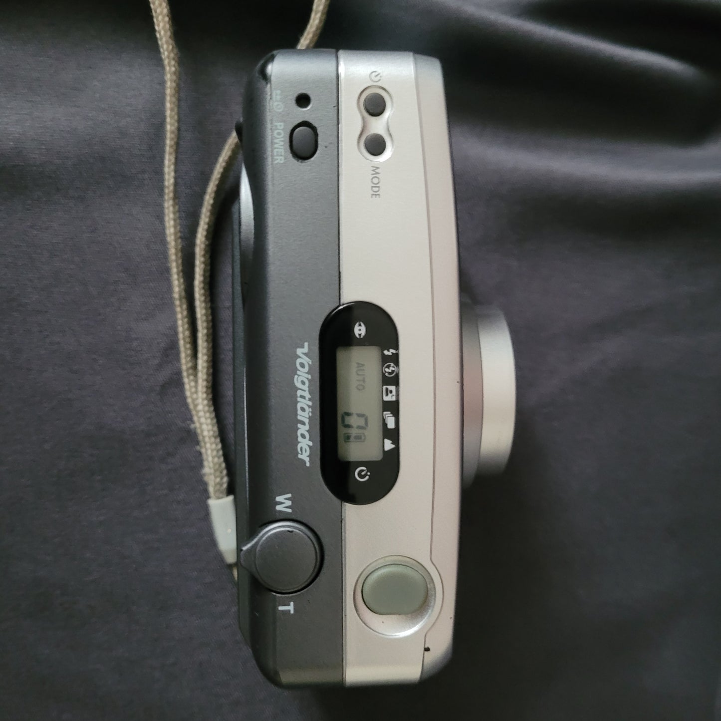 Voigtländer Vitoret AF 35-70 Vintage Analogkamera von oben mit LCD-Display in AUTO-Modus, Power- und Mode-Taste, Zoomsteuerung sowie Auslöser – klassische 35mm Kompaktkamera für Sammler und Liebhaber analoger Fototechnik.