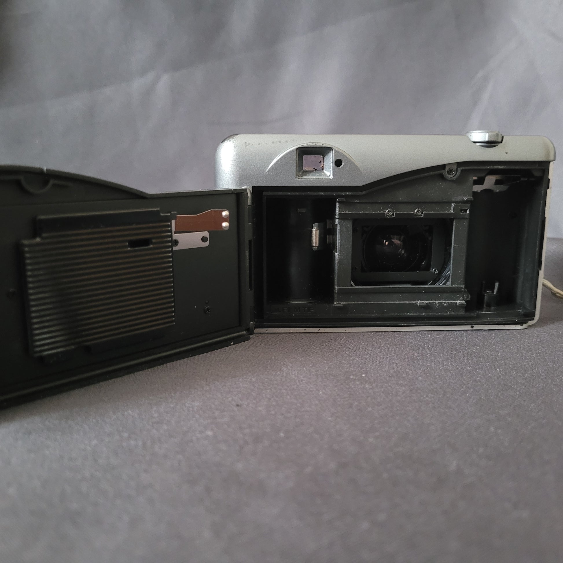 Voigtländer Vitoret AF 35-70 Vintage Analogkamera geöffnet mit sichtbarem Filmfach, Filmspule, Druckplatte und Aufwickelspule – klassische 35mm Kompaktkamera für Sammler und Liebhaber analoger Fototechnik.