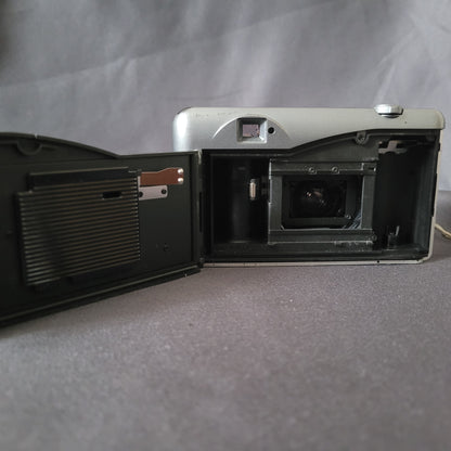 Voigtländer Vitoret AF 35-70 Vintage Analogkamera geöffnet mit sichtbarem Filmfach, Filmspule, Druckplatte und Aufwickelspule – klassische 35mm Kompaktkamera für Sammler und Liebhaber analoger Fototechnik.