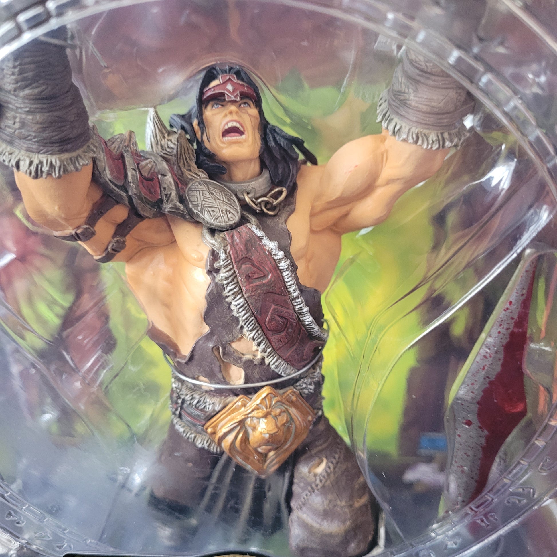 World of Warcraft Actionfigur Lo’Gosh – detailreicher Allianz-Krieger mit rotem Stirnband, zwei Schwertern und tribal-inspirierter Rüstung in Originalverpackung, Sammlerfigur aus DC Unlimited Serie, ideal für WoW-Fans und Fantasy-Actionfiguren-Sammler