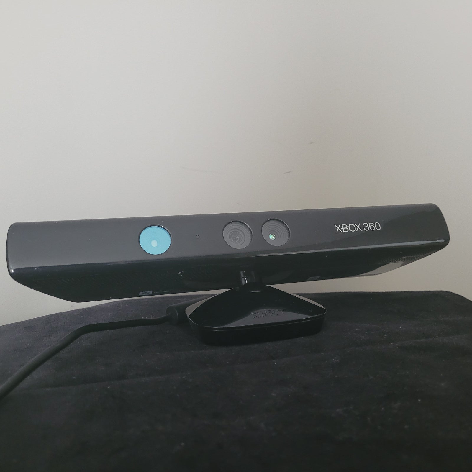 Zu sehen ist die Sensorleiste passend zum Produkt Xbox 360 S Modell 1439, auf schwarzem Unter- und weißem Hintergrund.