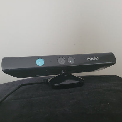 Zu sehen ist die Sensorleiste passend zum Produkt Xbox 360 S Modell 1439, auf schwarzem Unter- und weißem Hintergrund.
