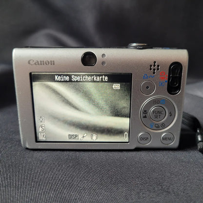 Silberne Canon Digital IXUS 80 IS Kompaktkamera. Rückseite.