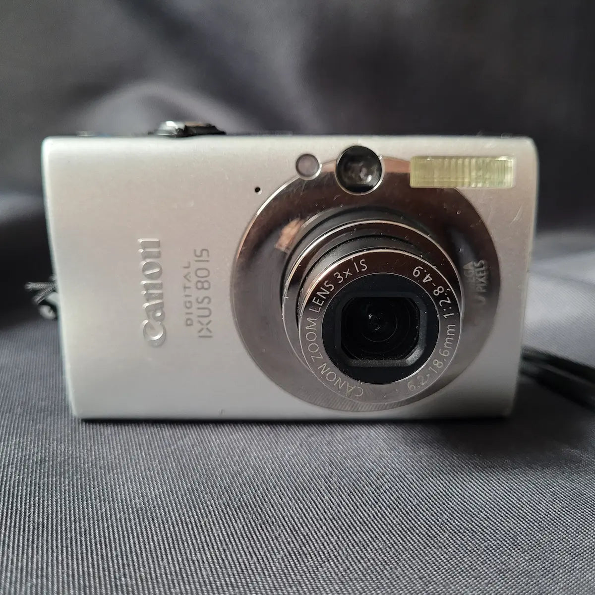 Silberne Canon Digital IXUS 80 IS Kompaktkamera. Vorderseite.