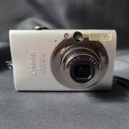 Silberne Canon Digital IXUS 80 IS Kompaktkamera. Vorderseite.