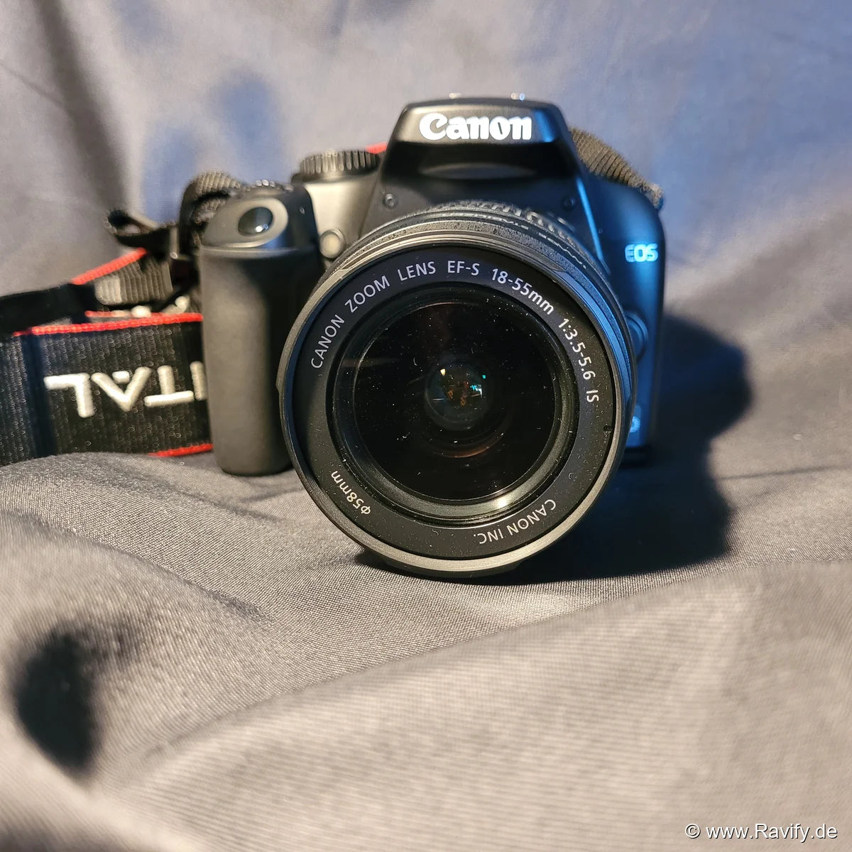 Canon EOS 1000D DLSR-Kamera mit angesetztem Canon Zoom-Objektiv, inklusive Kameratasche, Akku, Ladegerät und 8GB Speicherkarte.
