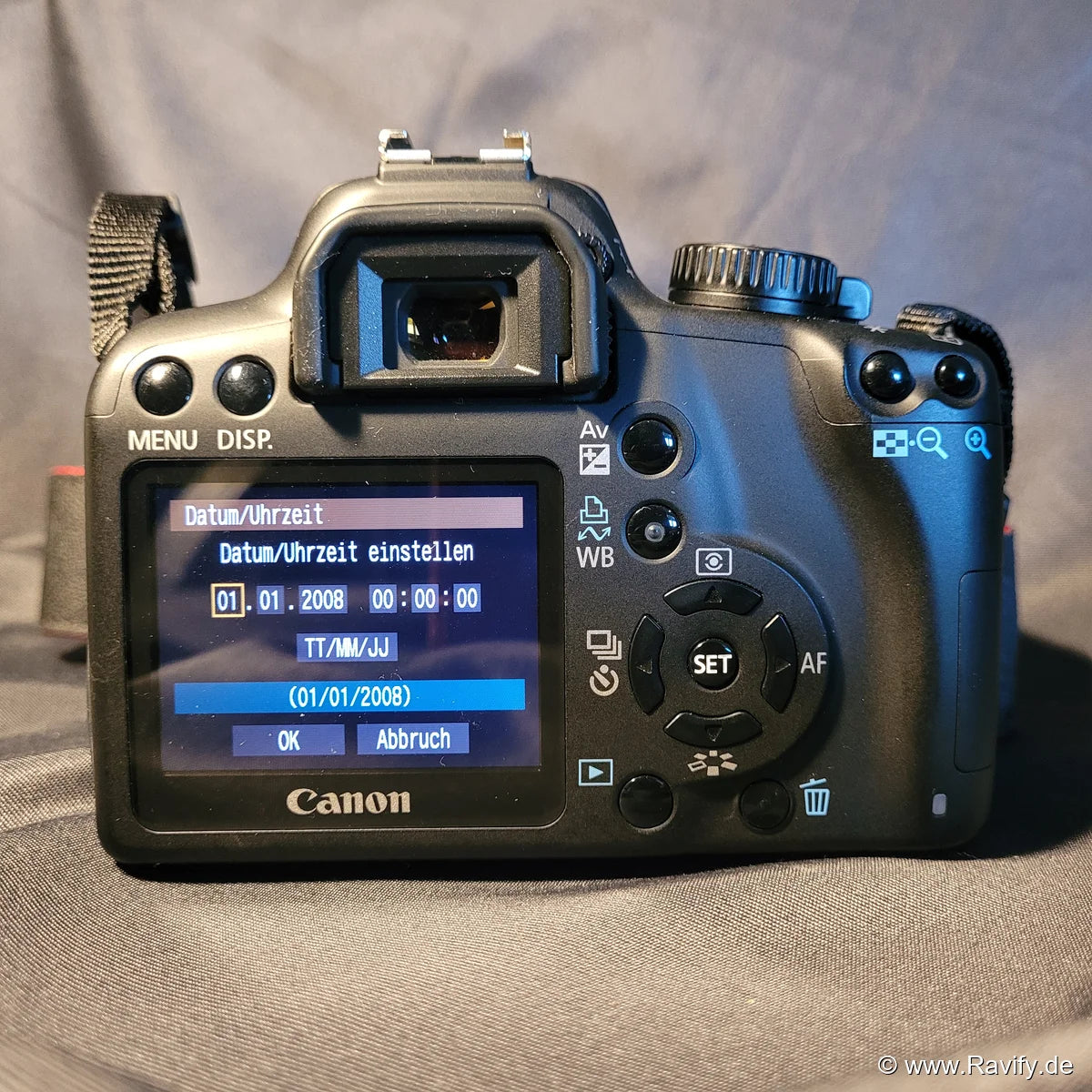 Canon EOS 1000D DLSR-Kamera mit angesetztem Canon Zoom-Objektiv, inklusive Kameratasche, Akku, Ladegerät und 8GB Speicherkarte.