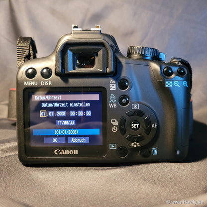 Canon EOS 1000D DLSR-Kamera mit angesetztem Canon Zoom-Objektiv, inklusive Kameratasche, Akku, Ladegerät und 8GB Speicherkarte.