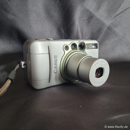 Kompakte Canon Prima Zoom 90u analoge 35mm Point-and-Shoot Kamera in Silber mit ausfahrbarem Zoom-Objektiv.