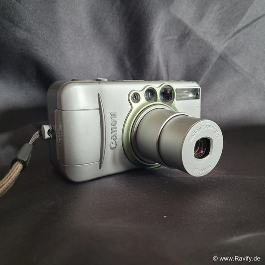 Kompakte Canon Prima Zoom 90u analoge 35mm Point-and-Shoot Kamera in Silber mit ausfahrbarem Zoom-Objektiv.