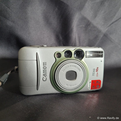 Kompakte Canon Prima Zoom 90u analoge 35mm Point-and-Shoot Kamera in Silber mit ausfahrbarem Zoom-Objektiv.