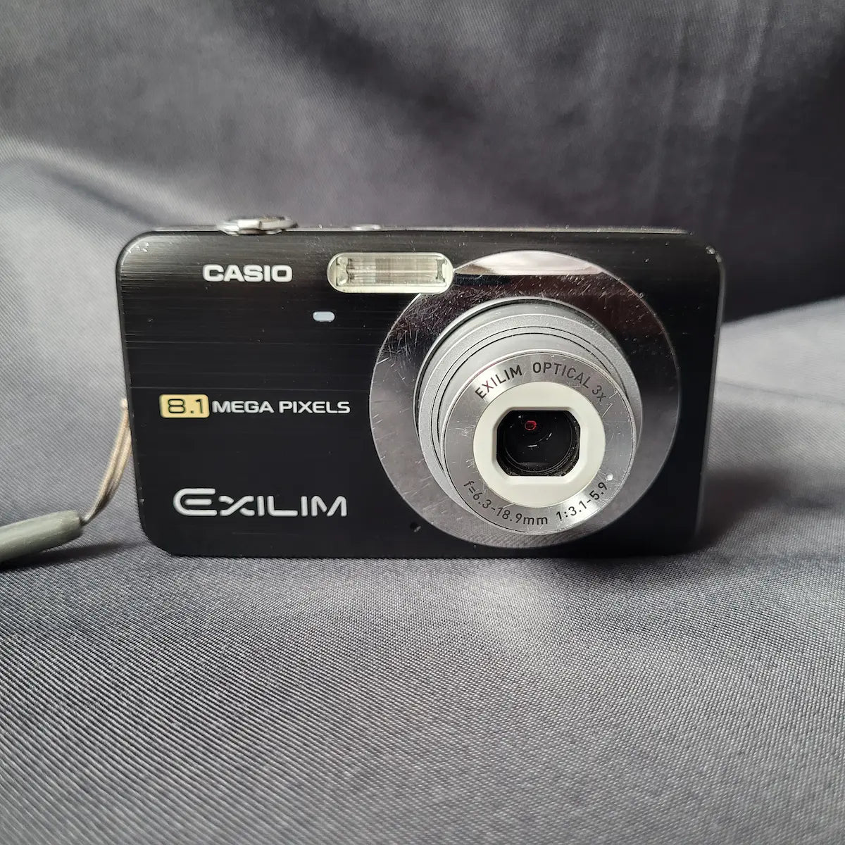 Schwarze Casio Exilim Kompaktkamera mit 8.1 Megapixeln und 3-fach optischem Zoom.