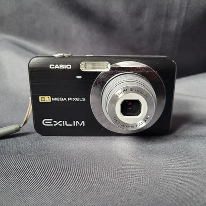 Schwarze Casio Exilim Kompaktkamera mit 8.1 Megapixeln und 3-fach optischem Zoom.