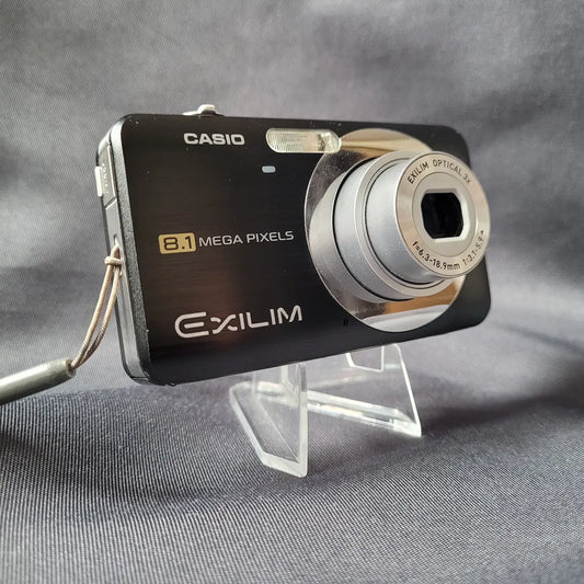 Schwarze Casio Exilim Kompaktkamera mit 8.1 Megapixeln und 3-fach optischem Zoom.