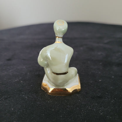 Schach Schachfiguren Porzellan aus Kislovodsk - USSR - Kaukasus Design 80er Jahre - Bauer Figur Rückseite auf schwarzem Untergrund und weißem Hintergrund