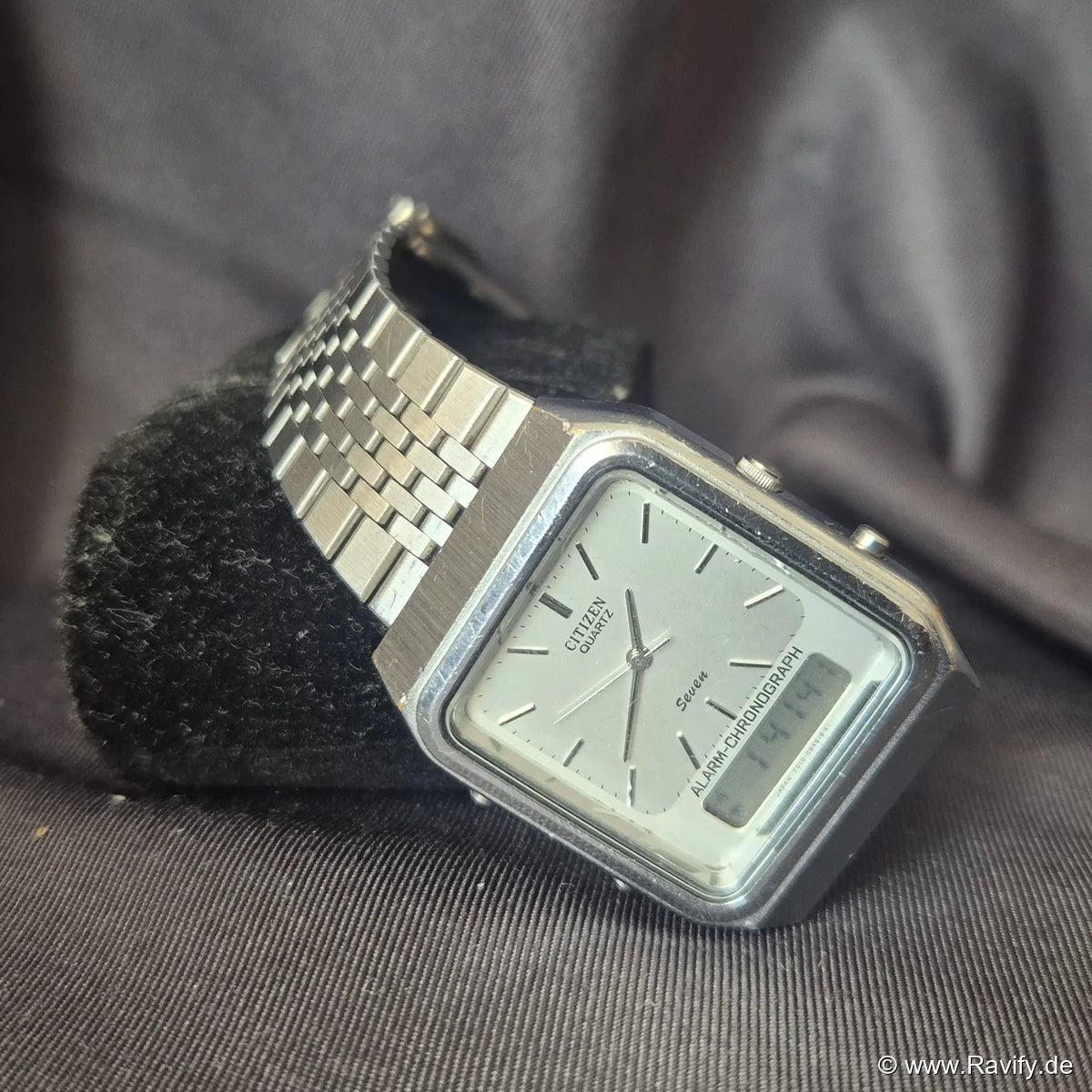 Citizen Quartz Seven Ana-Digi Schrägansicht mit Drückern und Edelstahl-Gliederarmband