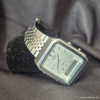 Citizen Quartz Seven Ana-Digi Schrägansicht mit Drückern und Edelstahl-Gliederarmband