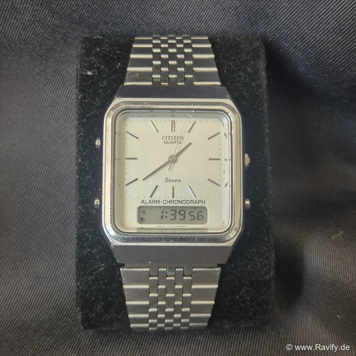 Citizen Quartz Seven Ana-Digi Alarm-Chronograph Frontansicht mit analogem Zifferblatt und Digitaldisplay