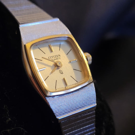 Elegante, filigrane Citizen Vintage Damenuhr in Gold-Optik mit strukturiertem Gliederarmband und rechteckigem Gehäuse.