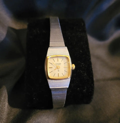 Elegante, filigrane Citizen Vintage Damenuhr in Gold-Optik mit strukturiertem Gliederarmband und rechteckigem Gehäuse.