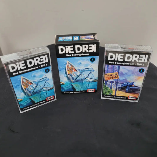 Hörspiel-Set 'Die Dr3i – Das Seeungeheuer' bestehend aus zwei Musikkassetten in einer Doppelbox.