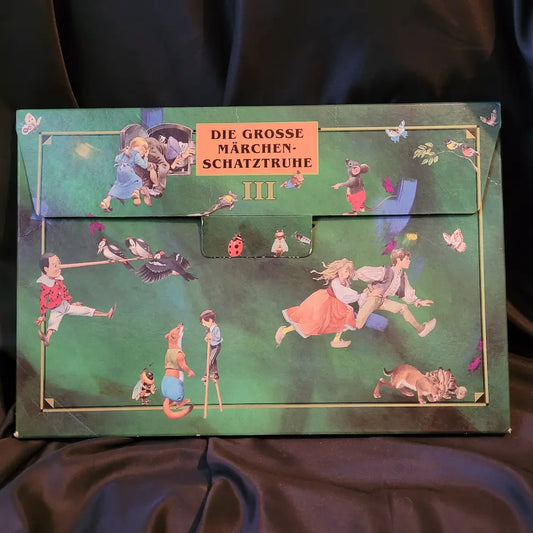 Das Cover des Buches 'Die Große Märchenschatztruhe III' mit verschiedenen Märchenfiguren auf grünem Hintergrund.