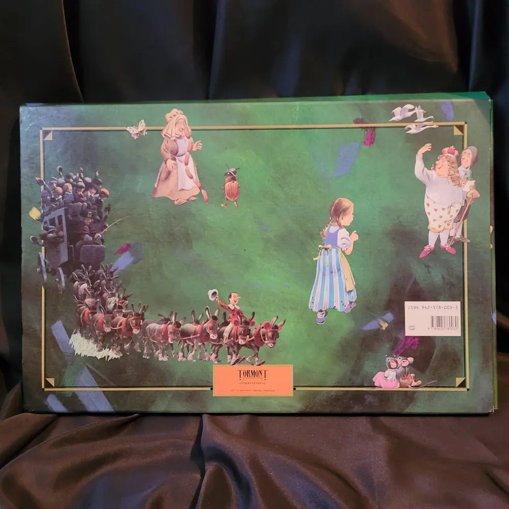 Das Cover des Buches 'Die Große Märchenschatztruhe III' mit verschiedenen Märchenfiguren auf grünem Hintergrund.
