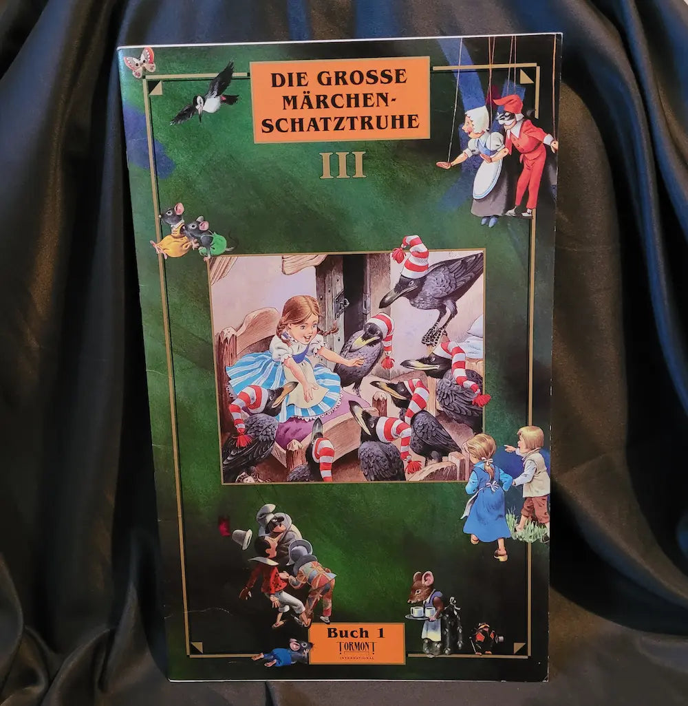 Das Cover des Buches 'Die Große Märchenschatztruhe III' mit verschiedenen Märchenfiguren auf grünem Hintergrund.