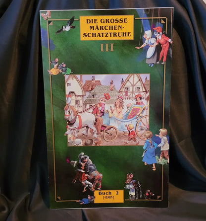 Das Cover des Buches 'Die Große Märchenschatztruhe III' mit verschiedenen Märchenfiguren auf grünem Hintergrund.