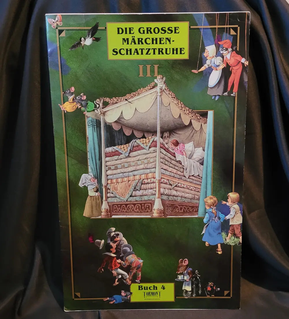 Das Cover des Buches 'Die Große Märchenschatztruhe III' mit verschiedenen Märchenfiguren auf grünem Hintergrund.