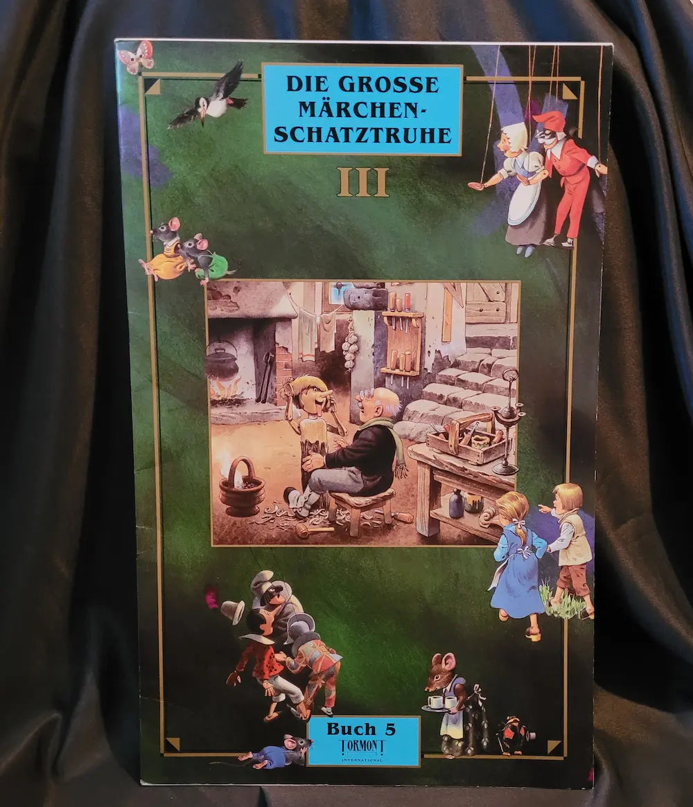 Das Cover des Buches 'Die Große Märchenschatztruhe III' mit verschiedenen Märchenfiguren auf grünem Hintergrund.