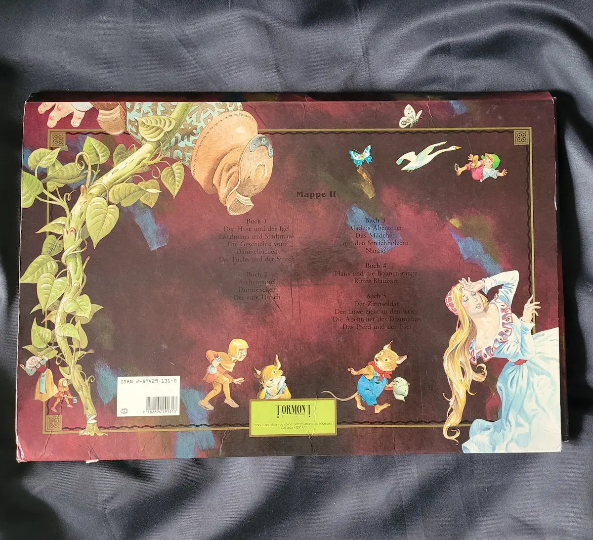Rückseite der Großen Märchenschatztruhe II mit Illustrationen von Igeln, einer Schwalbe und dem Mädchen mit den Schwefelhölzern.