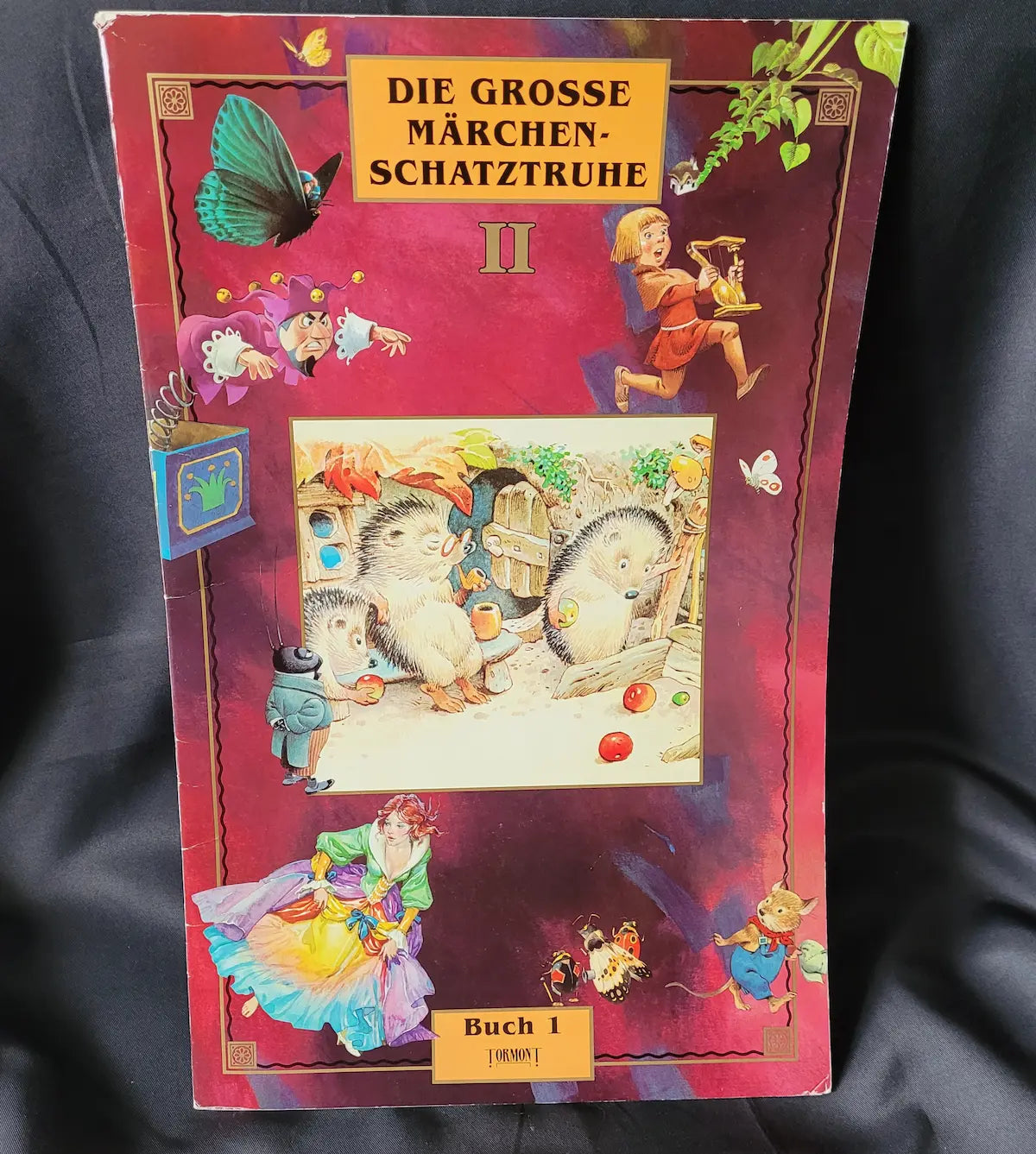 Vorderseite der Großen Märchenschatztruhe II mit Illustrationen von Igeln, einer Schwalbe und dem Mädchen mit den Schwefelhölzern.