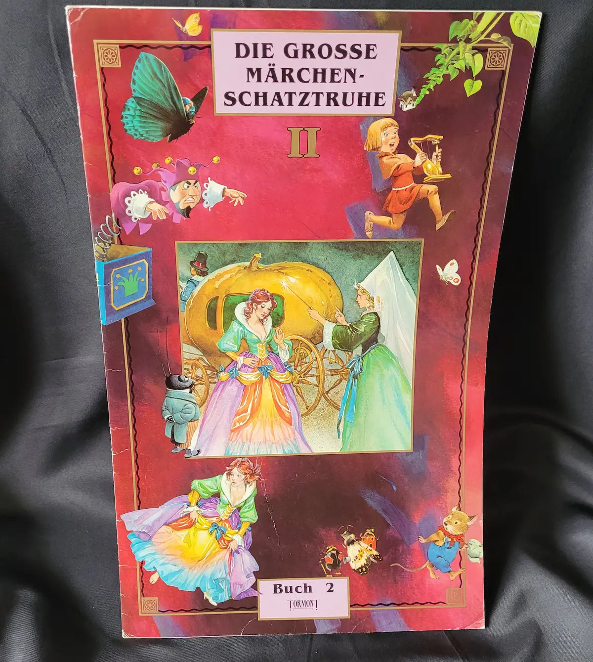 Vorderseite der Großen Märchenschatztruhe II mit Illustrationen von Igeln, einer Schwalbe und dem Mädchen mit den Schwefelhölzern.